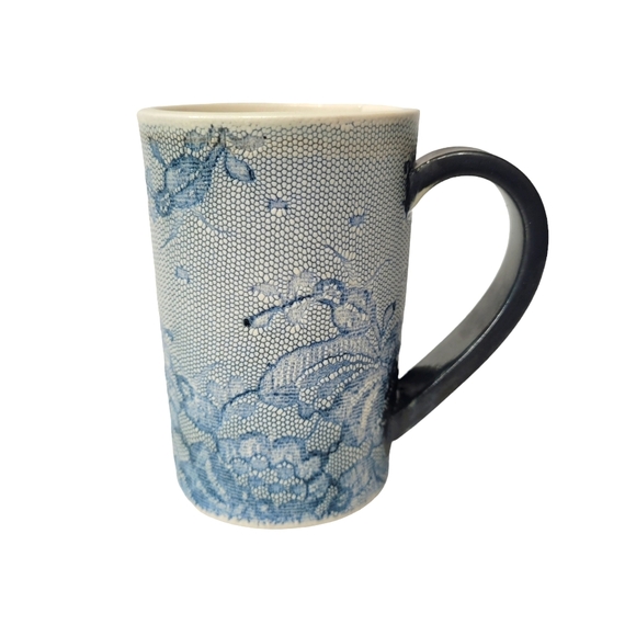 Handmade ceramic mug with teal floral lace print - Picture 3 of 10